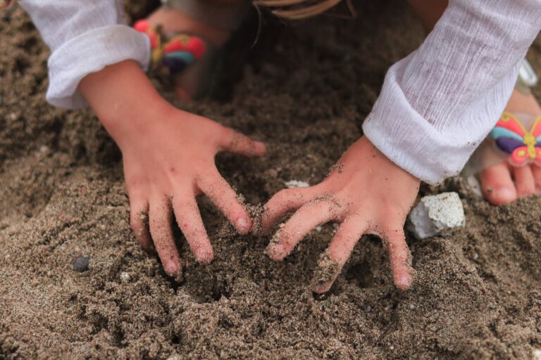Dzieci podczas zabawy odkopały pozostałości grobów